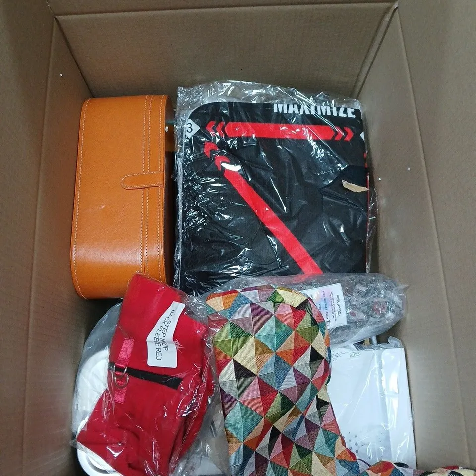 BOX OF APPROXIMATELY 20 ASSORTED ITEMS TO INCLUDE MINI JUICER, CANDLE LAMP, WALLPAPER, ELECTRIC MAKE UP BRUSH CLEANER ETC