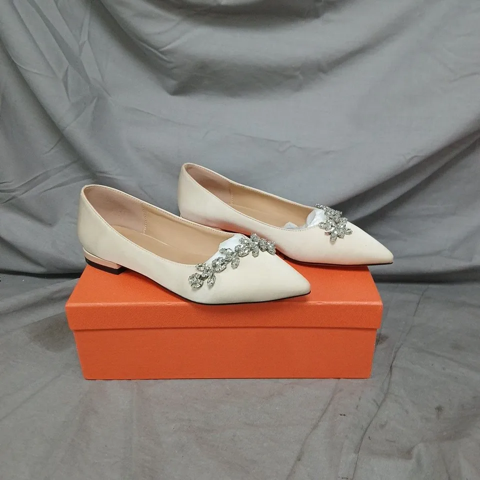BOXED PAIR OF GRACE EVERY STEP COURT SHOES WITH JEWEL EFFECT DETAIL - CREAM - SIZE EU 35.5