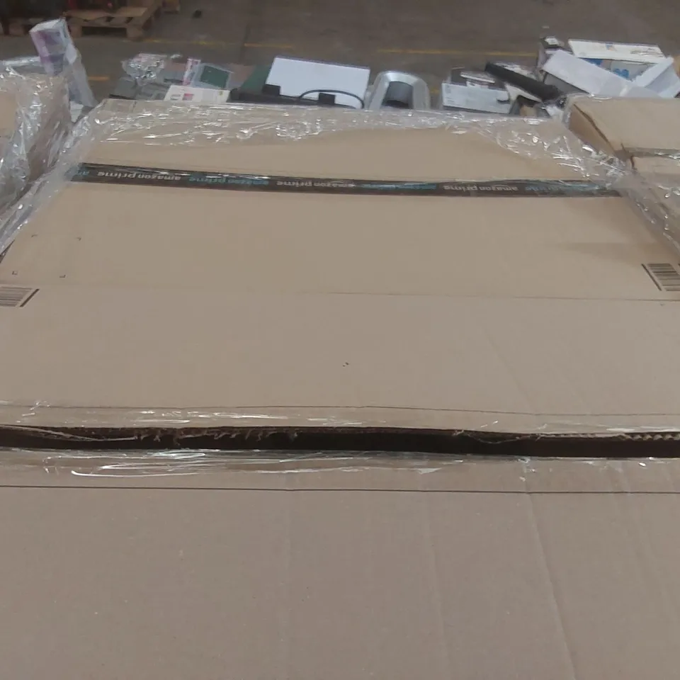 PALLET CONTAINING A VERY LARGE QUANTITY OF ASSORTED MEDICAL SUPPLIES INCLUDING: FUNGAL NAIL PATCHED, SYRINGES, PREBIOTIC GUMMIES, HYDROCOLLOID ROLL ECT