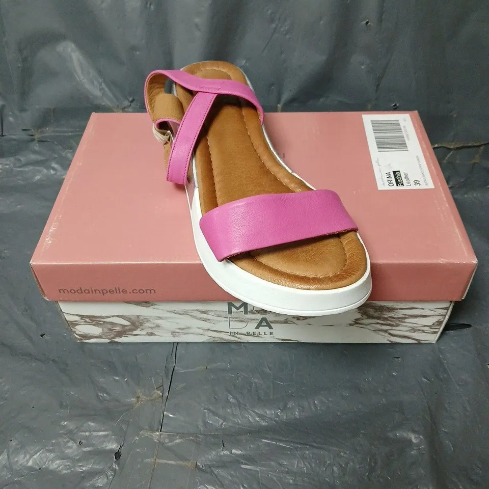 BOXED PAIR OF MODA IN PELLE ORINA LEATHER BUCKLE ANKLE STRAP SANDAL IN FUSCHIA SIZE 6