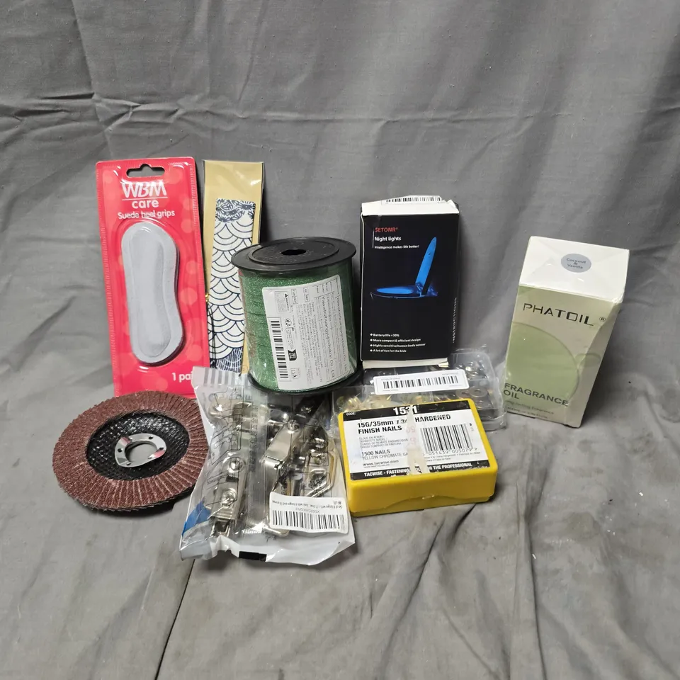 APPROXIMATELY 15 ASSORTED HOUSEHOLD ITEMS TO INCLUDE SUEDE HEEL GRIPS, NIGHT LIGHTS, FRAGRANCE OIL,, ETC