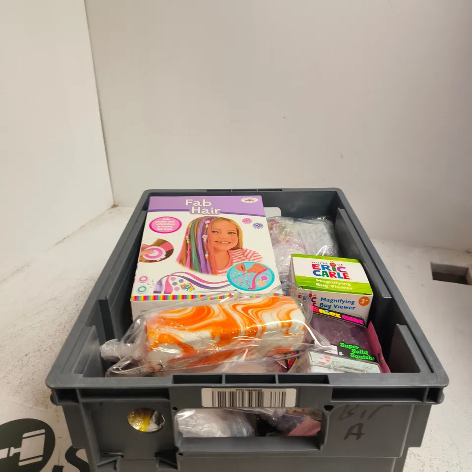 TOTE OF APPROXIMATELY 20 ASSORTED TOY/GAME ITEMS TO INCLUDE FAB HAIR SET, NEE DOH NICE CUBE, BUTTER SQUISHY, MAGNIFYING BUG VIEWER ETC