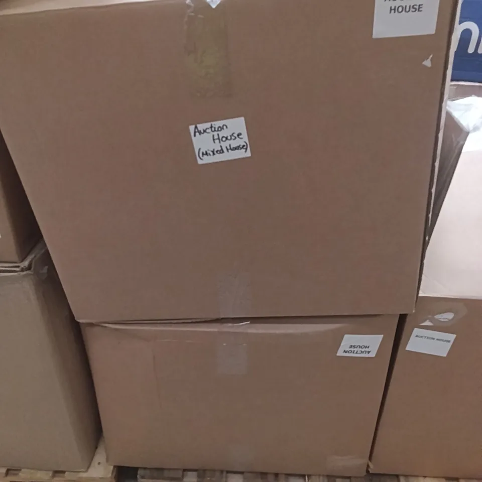 PALLET CONTAINING A LARGE QUANTITY OF SILENT HILL DUVETS AND SIMILAR PRODUCTS ETC