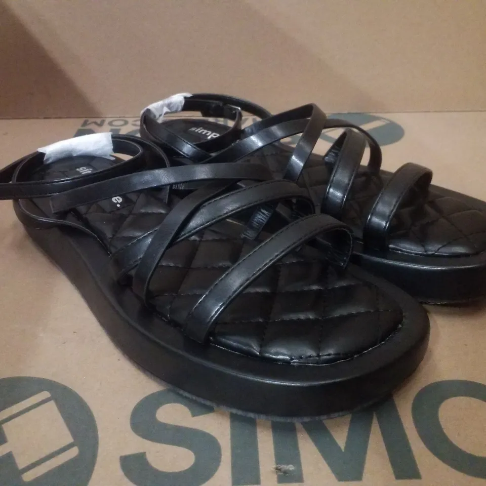 BOX CONTAINING APPROXIMATELY 6 PAIRS OF BRAND NEW SIMPLY BE BLACK PHOEBE WIDE SANDALS - SIZE 7
