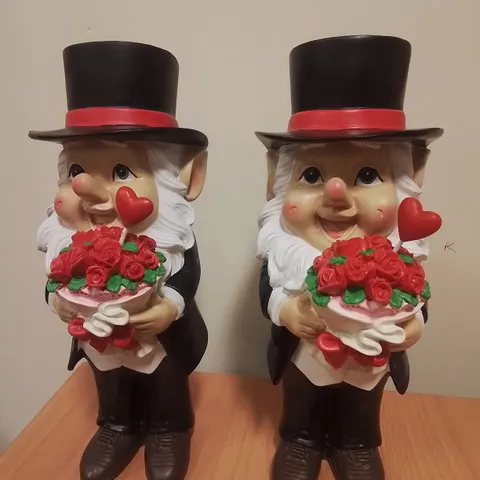 BRAND NEW BOXED PAIR OF SEASONAL PROPOSING GNOMES