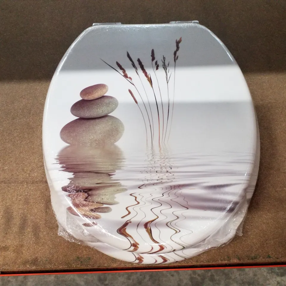 BOXED SCHTTE TOILET SEAT WITH SOFT-CLOSE BALANCE MDF