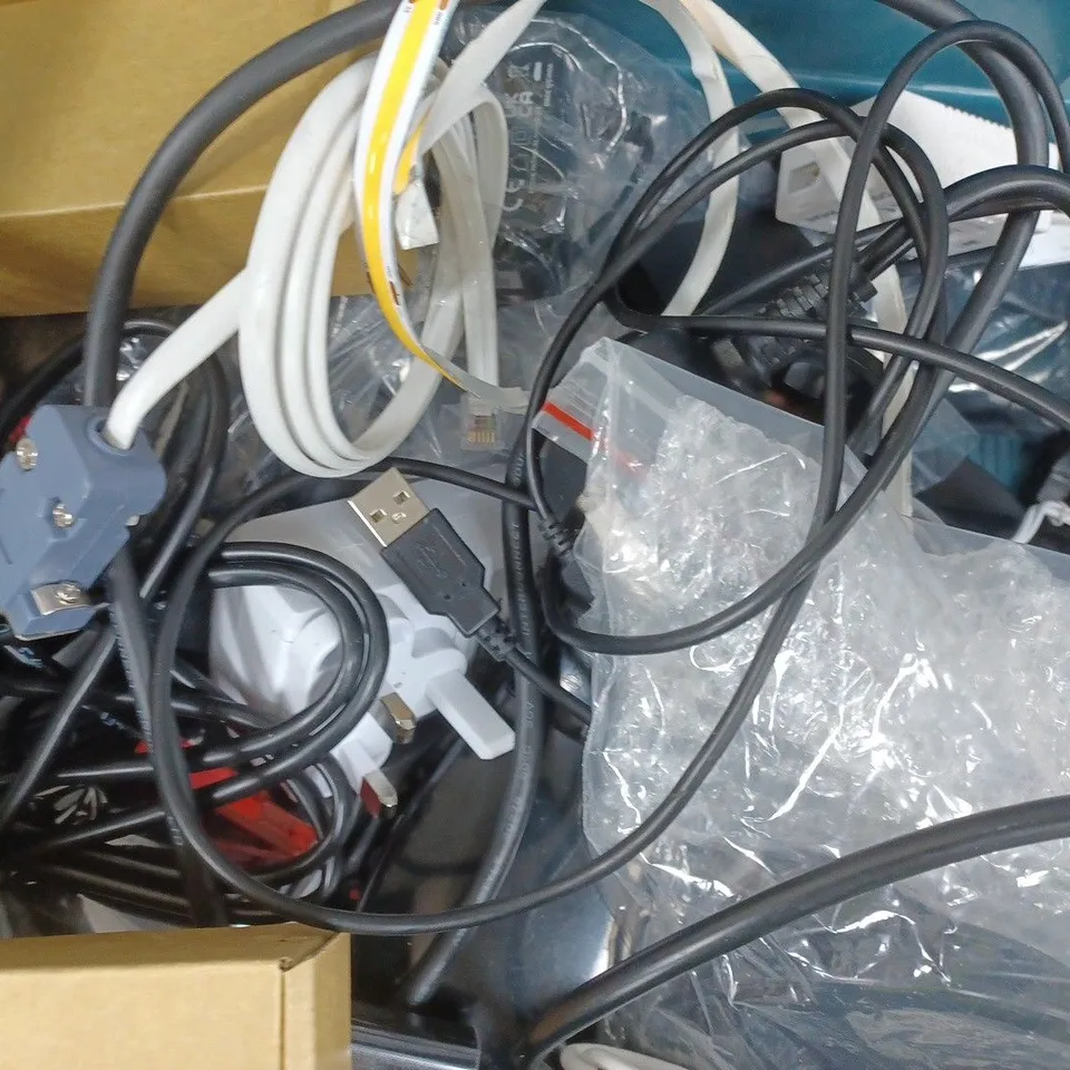 APPROXIMATELY 10 ASSORTED ELECTRICAL ITEMS TO INCLUDE SKY REMOTE, TECKNET MOUSE, ETC