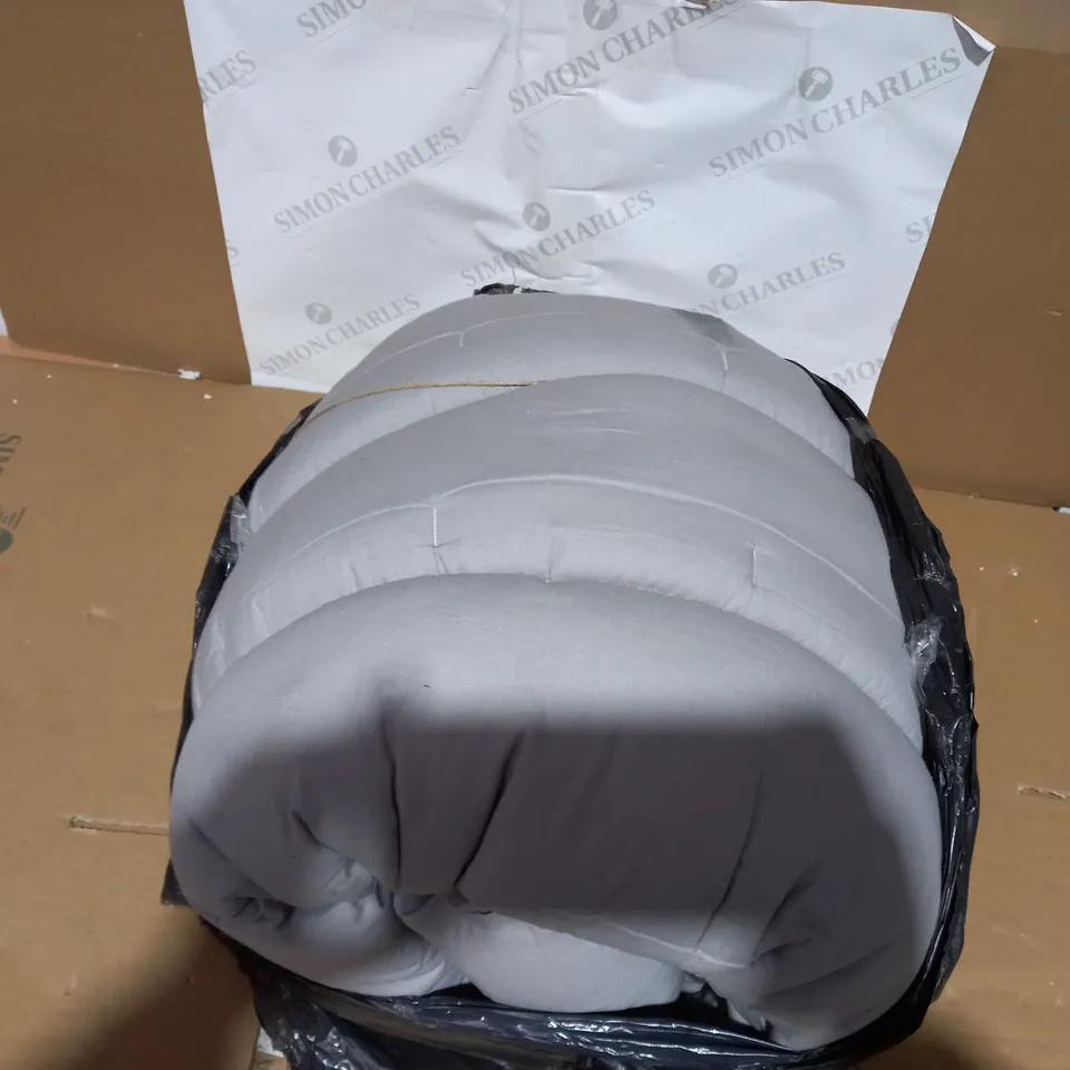 K BY KELLY HOPPEN TUFTED BEDSPREAD AND SHAMS SILVER/GREY KINGSIZE