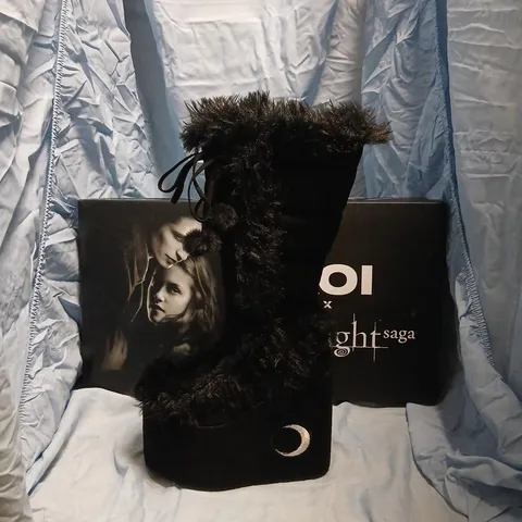 KOI X THE TWIGHLIGHT SAGA LA PUSH CRESCENT PLATFORM FAUX FUR LONG BOOTS - BLACK, UK6 (SN01)