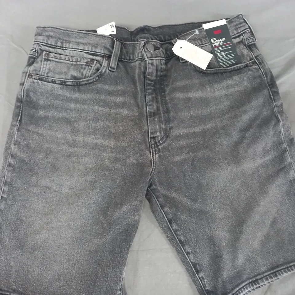 LEVI'S 405 STANDARD SHORTS IN DARK GREY SIZE 36