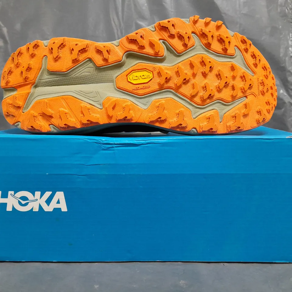 BOXED PAIR OF HOKA SPEEDGOAT 6 WIDE TRAINERS IN MULTICOLOUR SIZE UK 9.5