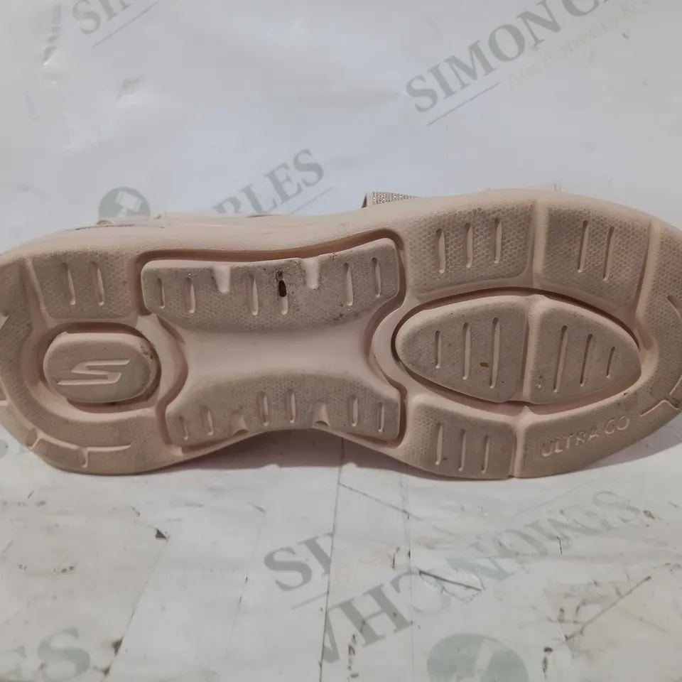 SKECHERS CHAMPAGNE SANDALS SIZE 6