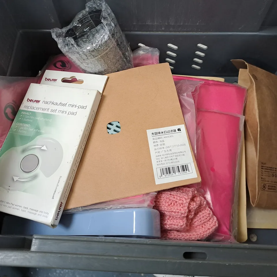 LOT OF ASSORTED HOUSEHOLD ITEMS TOO INCLUDE TOWELS , MAKEUP BAGS AND POCKET PATCHES 