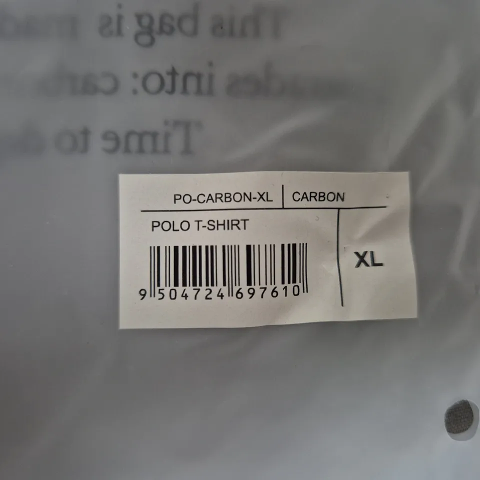 BUILT DIFFERENT POLO T‑SHIRT – CARBON, XL