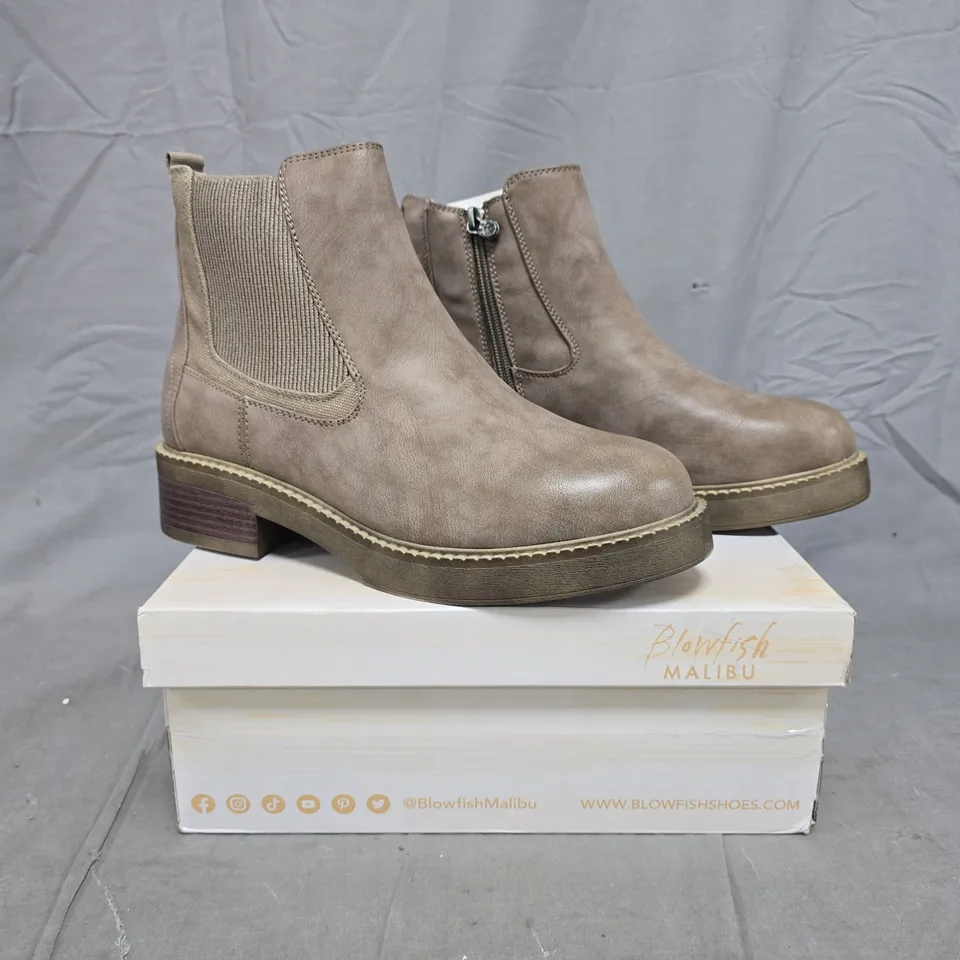 BOXED PAIR OF BLOWFISH MALIBU VERA BOOTS IN MUSHROOM SIZE 8