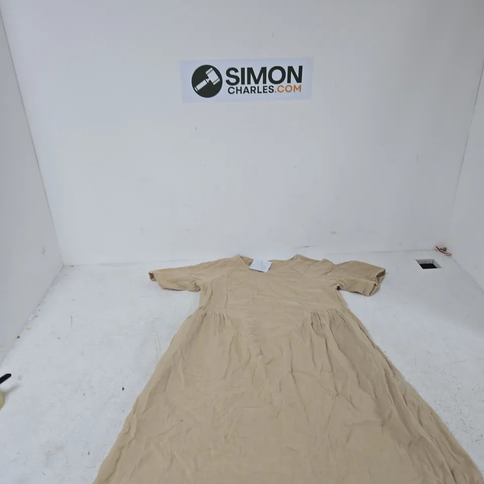 BOX OF APPROXIMATELY 25 ASSORTED ITEMS TO INCLUDE:  BROWN SIDE GATHER DRESS