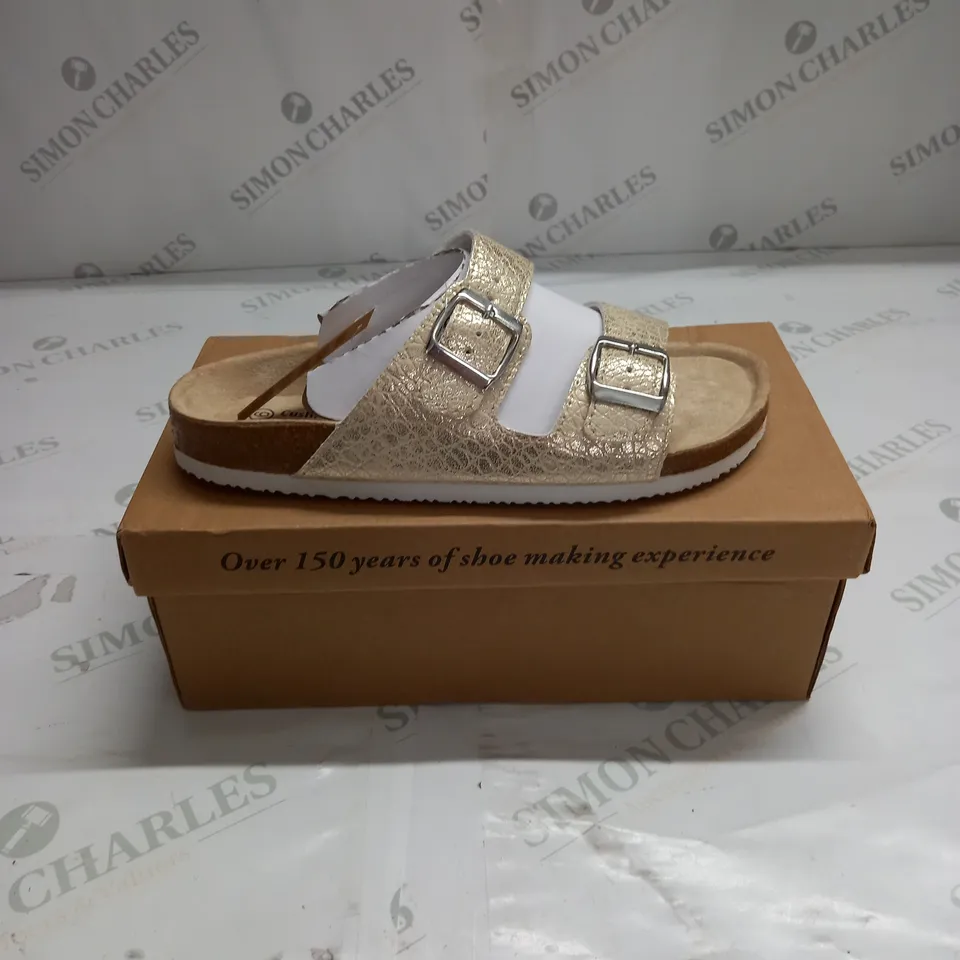 BOXED CUSHION-WALK SANDALS SIZE 6