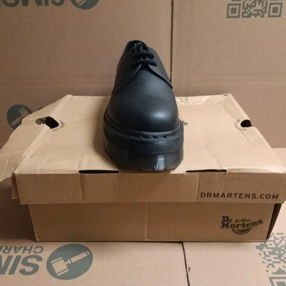 BOXED PAIR OF DR MARTENS V 1461 QUAD MONO SHOES IN BLACK SIZE UK 7