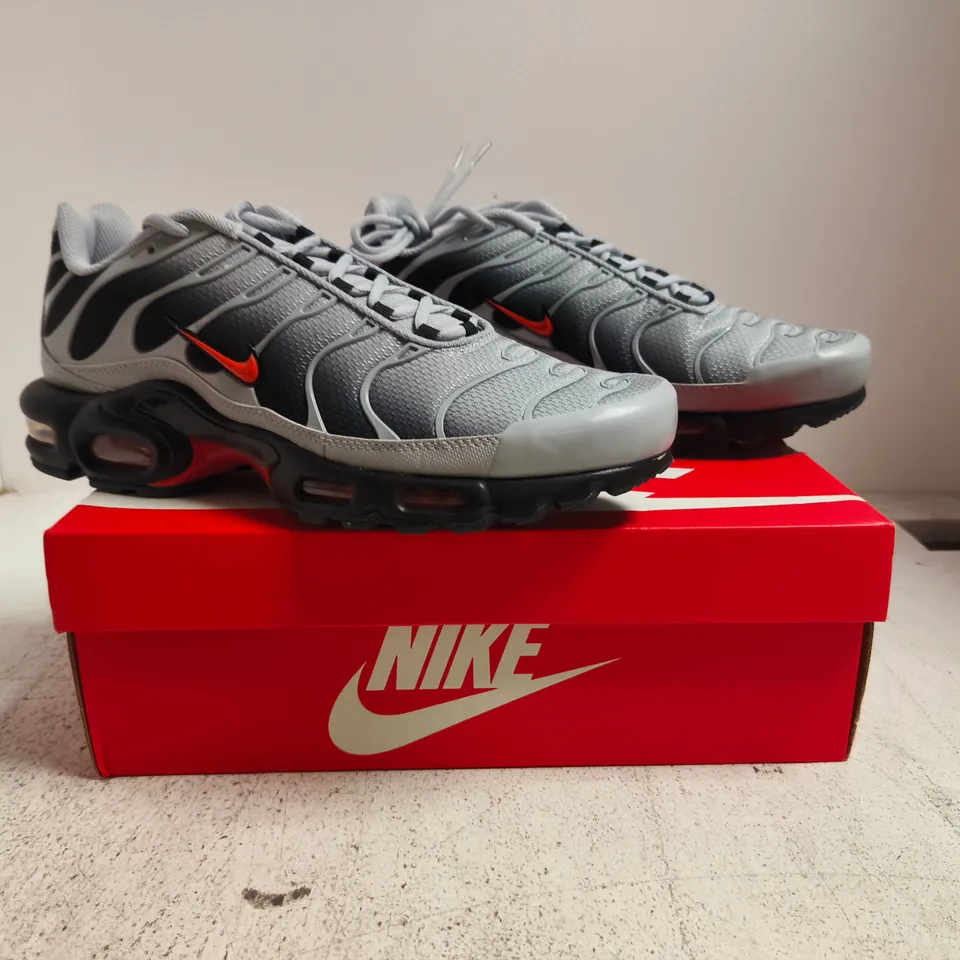 BOXED PAIR OF NIKE AIR MAX PLUS TRAINERS IN GREY/BLACK/RED SIZE UK 10.5