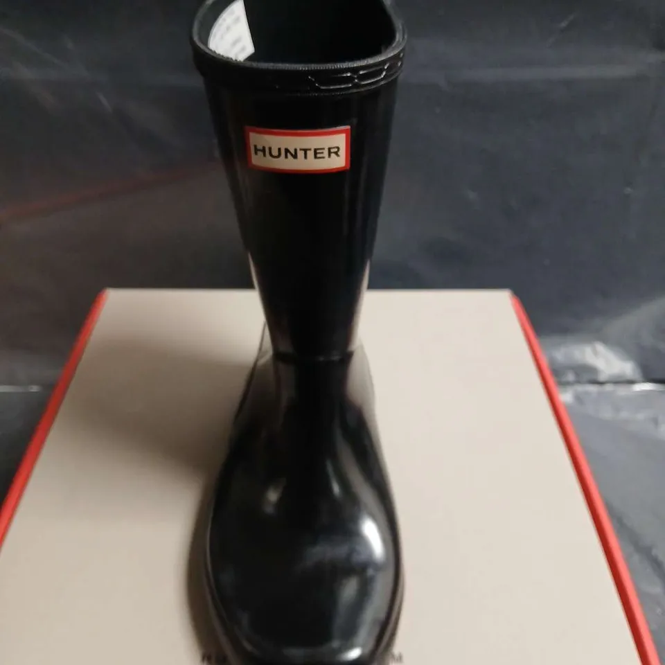  BOXED PAIR OF HUNTER KIDS FIRST CLASSIC GLOSS WELLINGTON BOOTS –  UK 12 