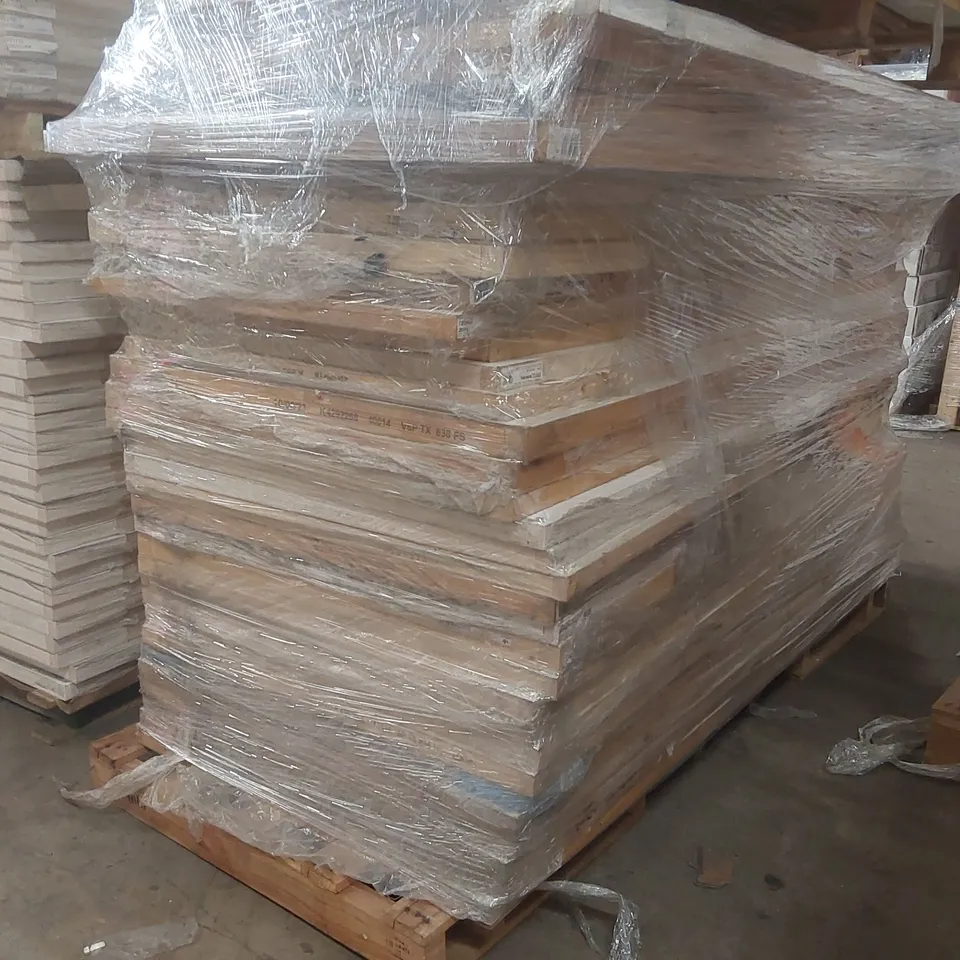 PALLET CONTAINING A VERY LARGE QUANTITY OF ASSORTED DOORS
