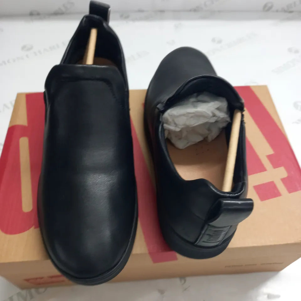 FITFLOPS RALLY LEATHER SLIP ON TRINERS IN BLACK  - SIZE 5