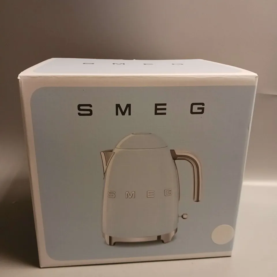 BOXED SMEG KETTLE - WHITE RRP £129.99