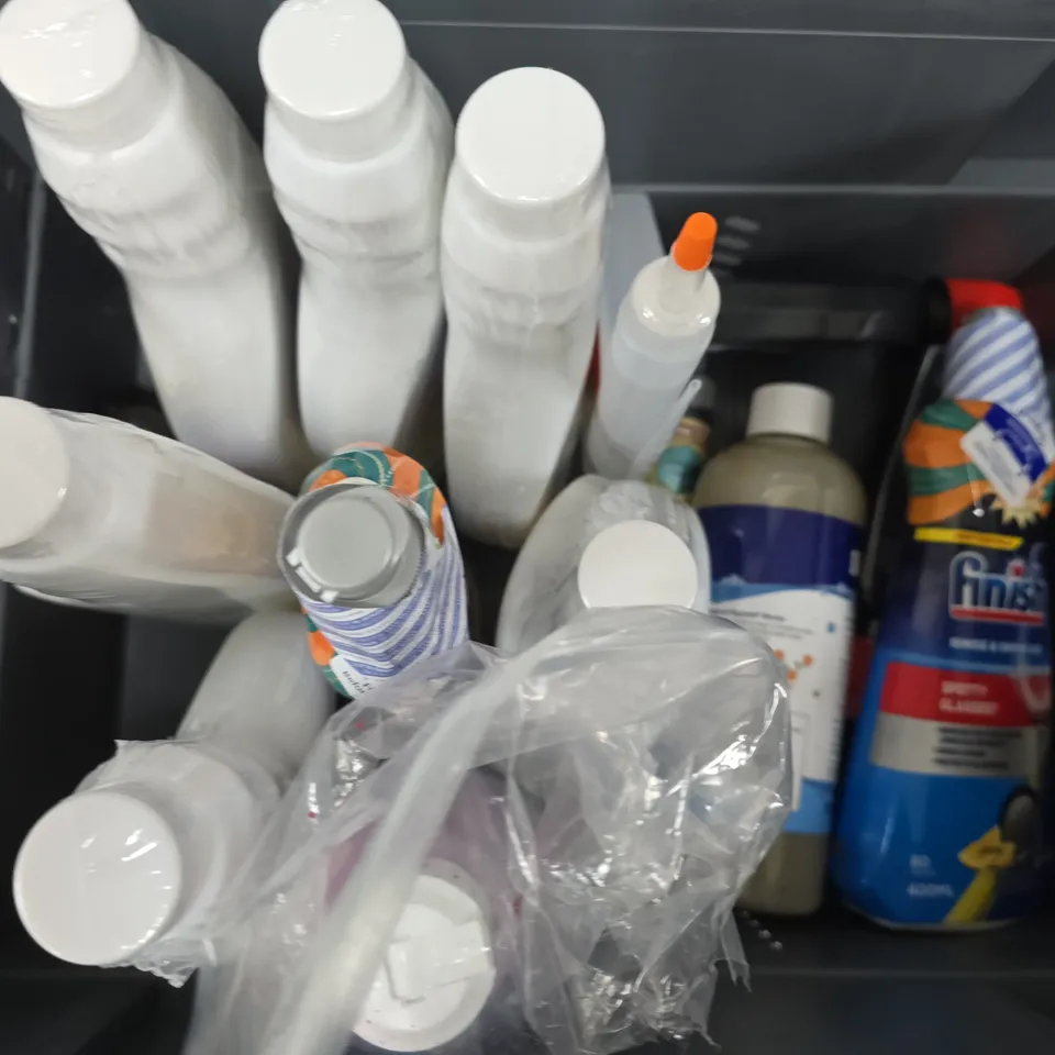 APPROXIMATELY 12 ASSORTED HOUSEHOLD LIQUID PRODUCTS TO INCLUDE DIGESTA DRAIN UNBLOCKER, DURGOL SPECIAL DESCALER, SILICONE TREADMILL OIL, ETC