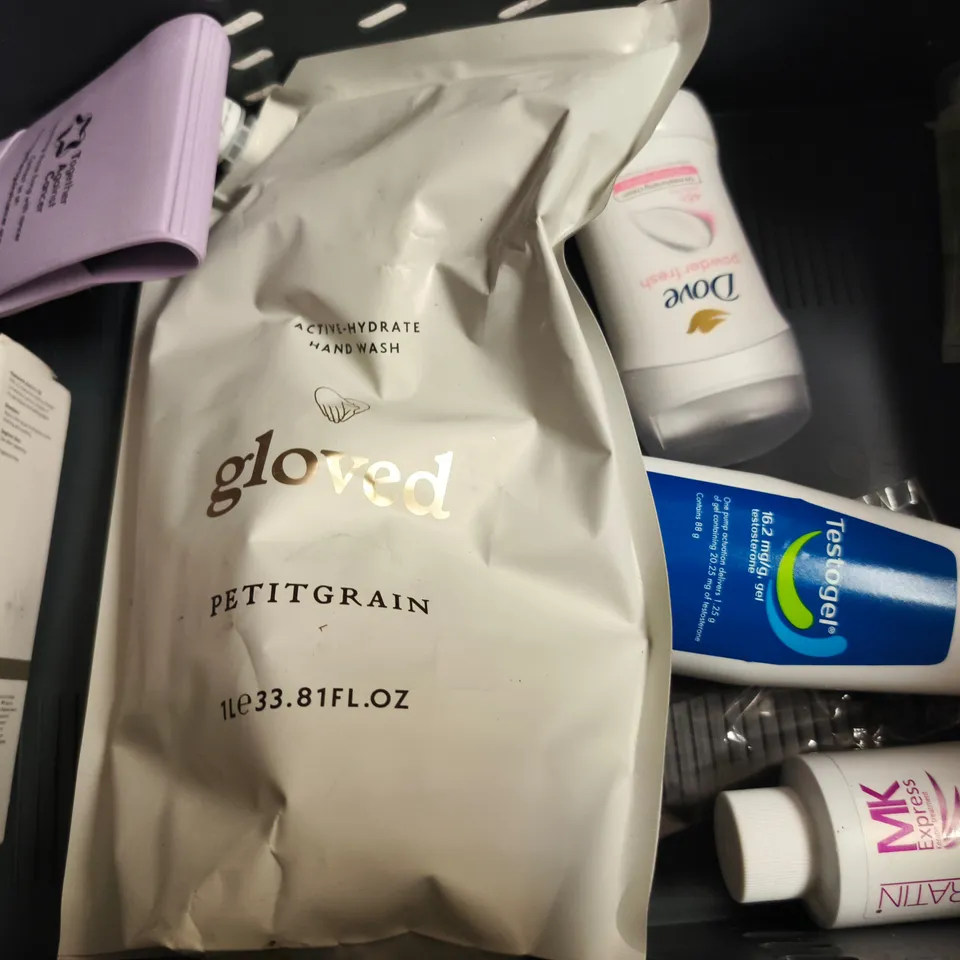 APPROX 12 ASSORTED BEAUTY PRODUCTS TO INCLUDE E45 RELIEF CREAM, TRESEMME CONDITIONER, PROVOKE SHAMPOO, ETC