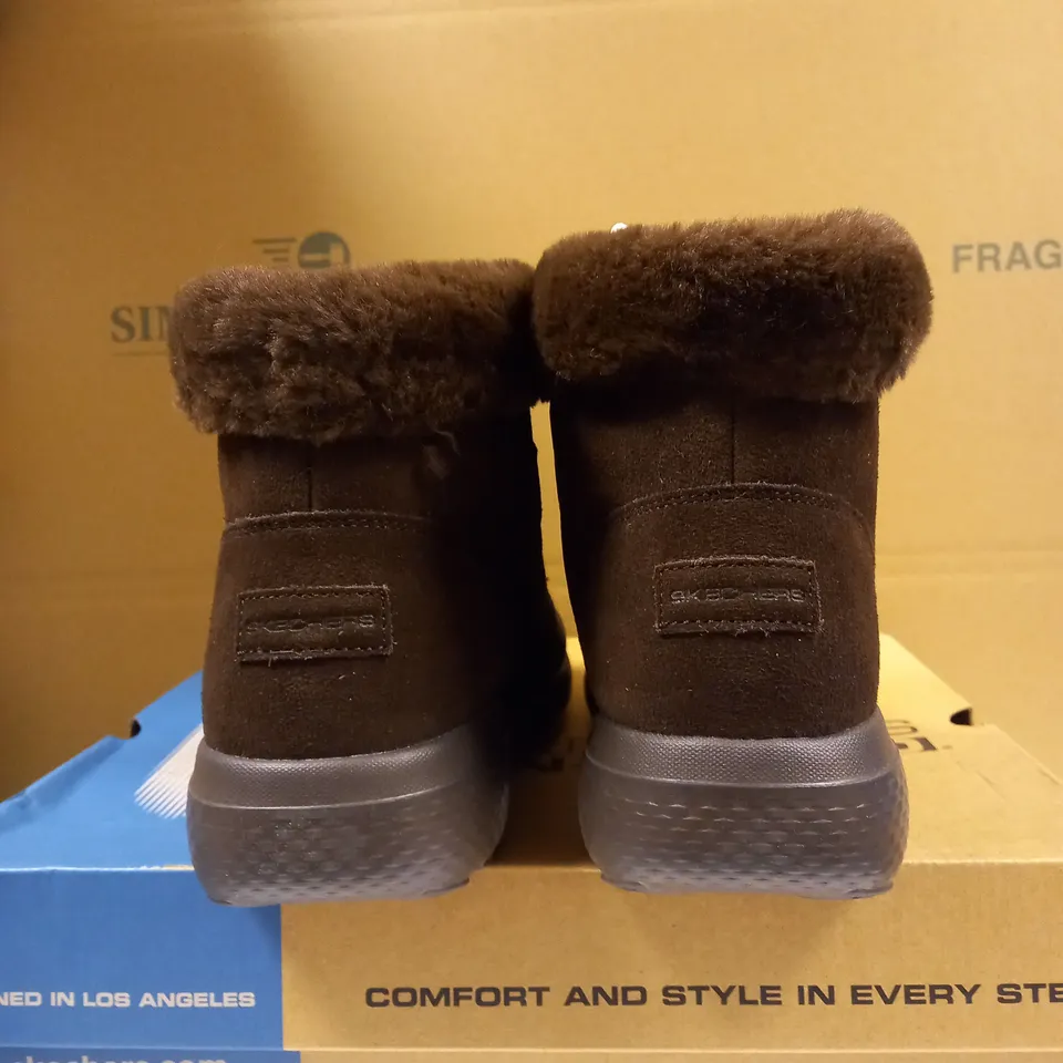 SKETCHERS ON THE GO WINTER FLING BOOT SIZE 8