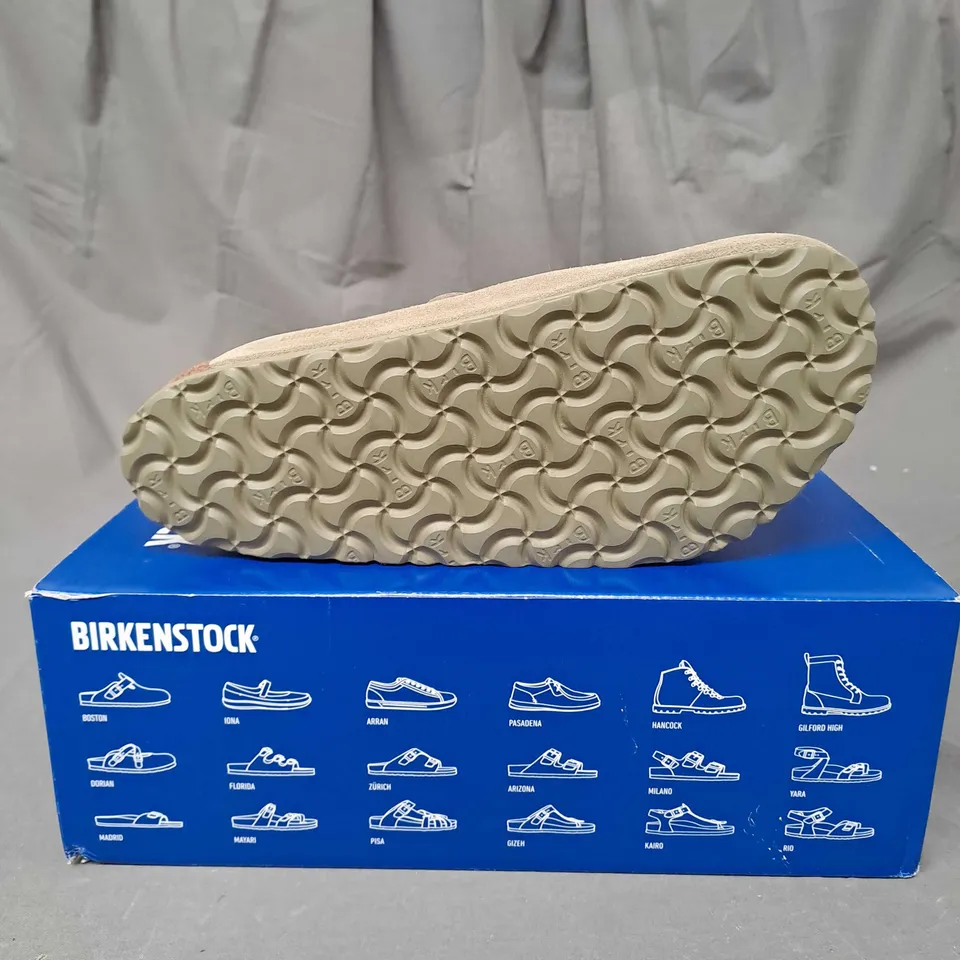 BOXED PAIR OF BIRKENSTOCK BOSTON 1019054 FADED KHAKI SFB SUEDE LEATHER REGULAR FIT CLOG SIZE 5.5