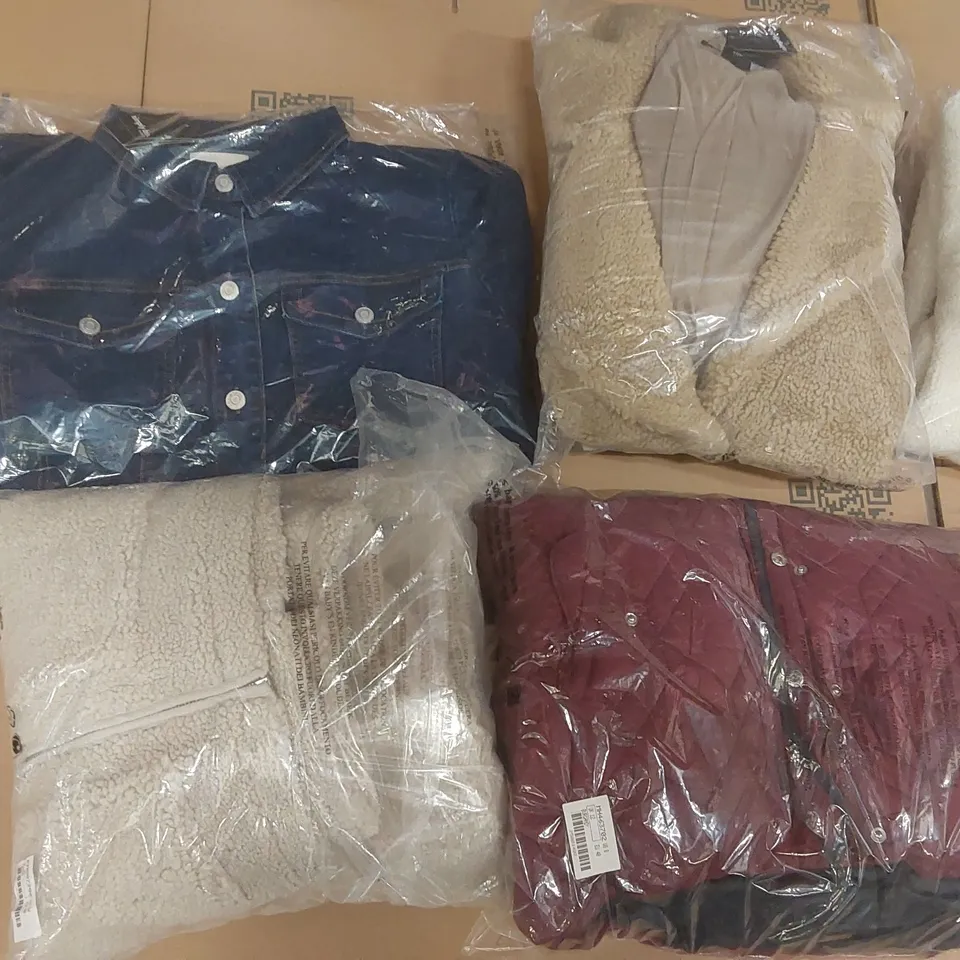 PALLET CONTAINING APPROXIMATELY 100x BRAND NEW ASSORTED DESIGNER CLOTHING ITEMS INCLUDING: SNOWDONIA JACKET, SIMPLY BE JACKETS, JD WILLIAMS JACKETS ECT