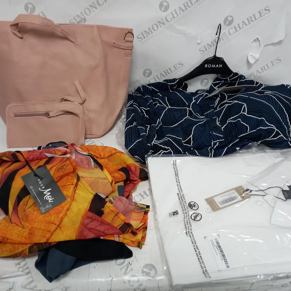 LOT OF CLOTHING ITEMS APPROXIMATELY 30 TO INCLUDE JUMPERS, PURSES, TOPS, DRESSES ETC