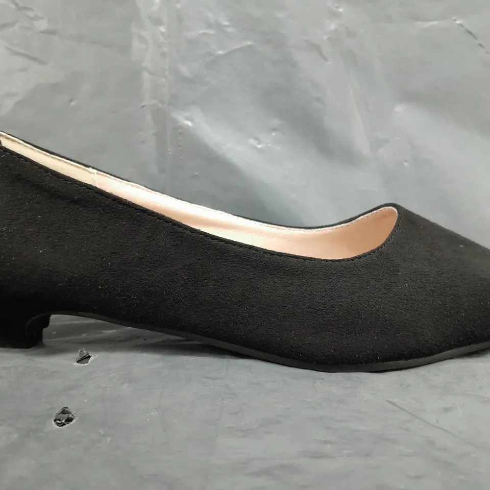 BOXED PAIR OF UNBRANDED LOW HEEL SHOES IN BLACK SIZE EU 46