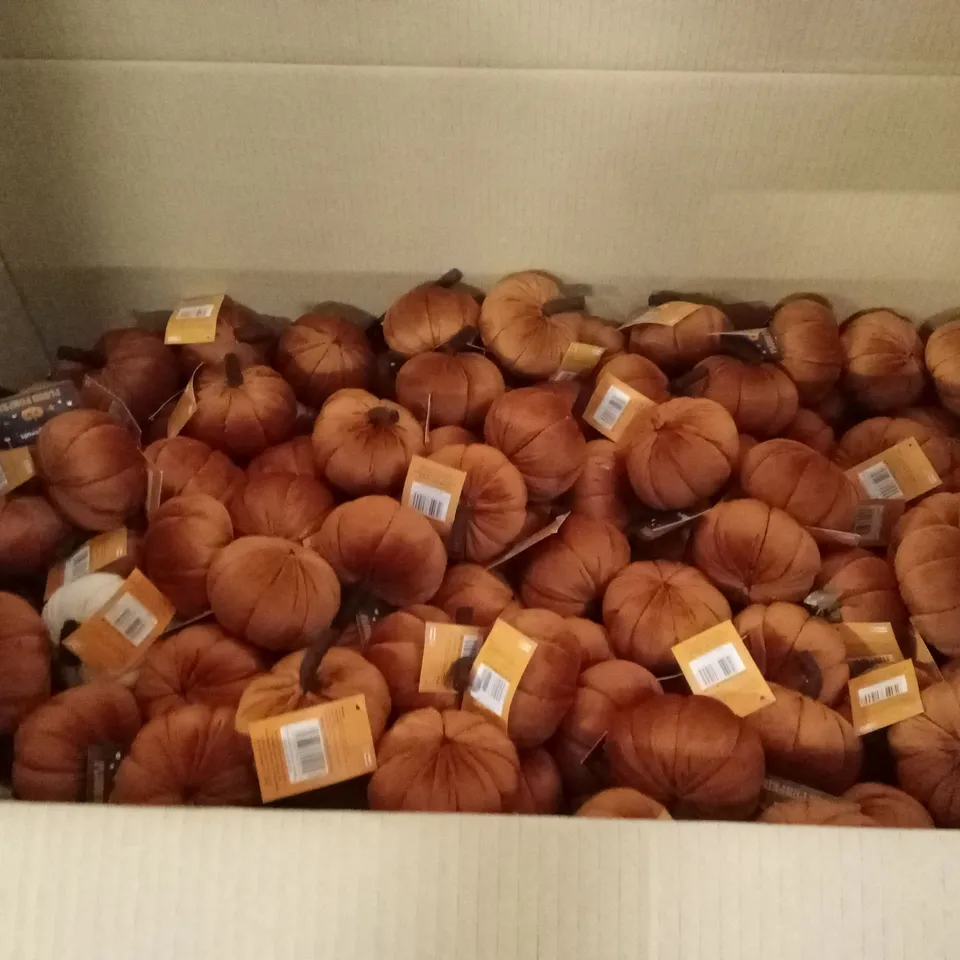 PALLET CONTAINING A LARGE ASSORTMENT OF BRAND NEW HALLOWEEN GOODS AND PRODUCTS TO INCLUDE; PLUSH PUMPKINS ETC