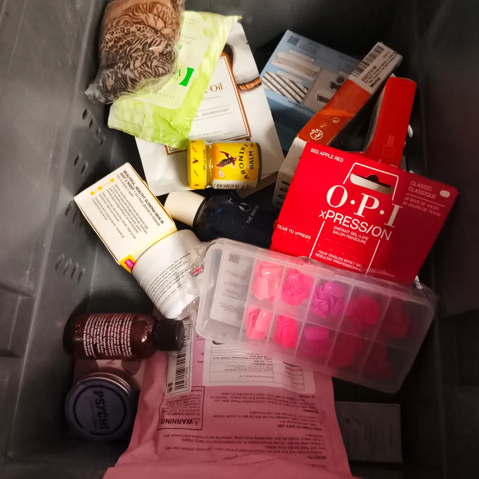 APPROXIMATEY 20 ASSORTED HEALTH AND BEAUTY PRODUCTS TO INCLUDE - SOAP & GLORY BODY BUTTER - MOOGOO FIX IT BALM - EXPERT MIDWIFE SPRITZ FOR BITS - ETC