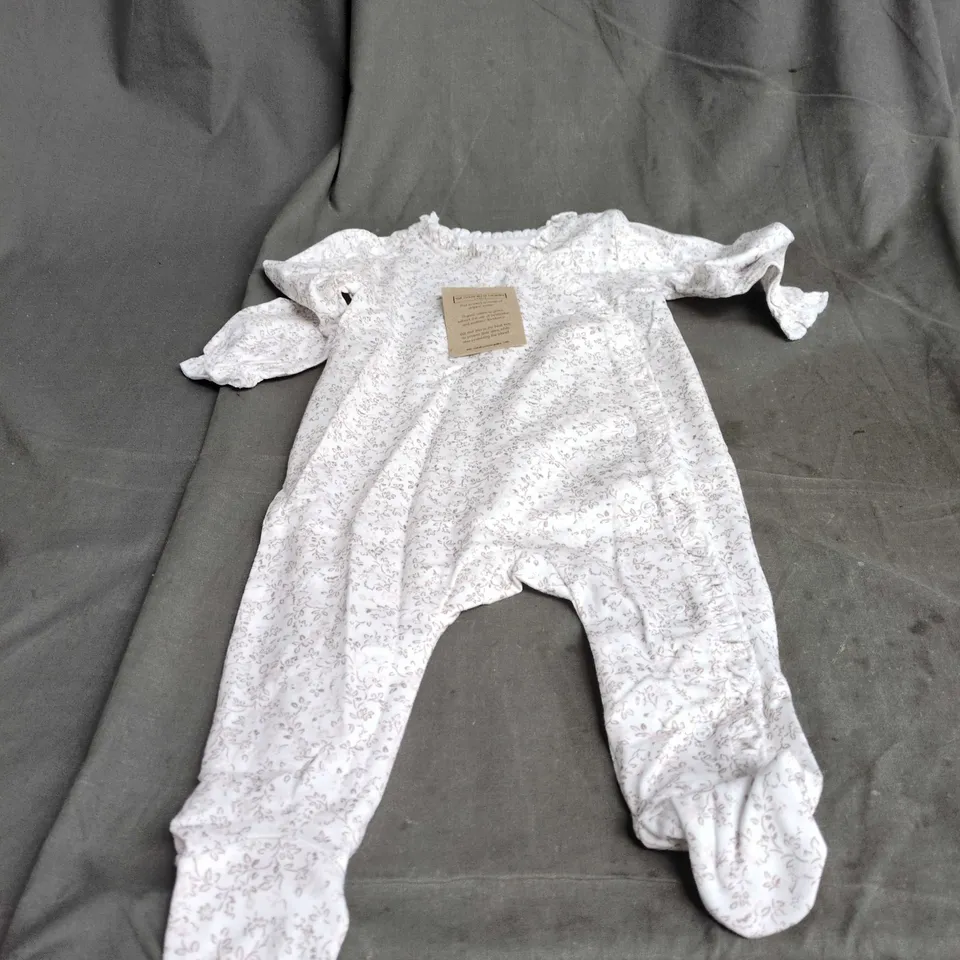 THE LITTLE WHITE COMPANY ORGANIC COTTON FLORAL FRILL WRAP SLEEPSUIT – 3-6 MONTHS