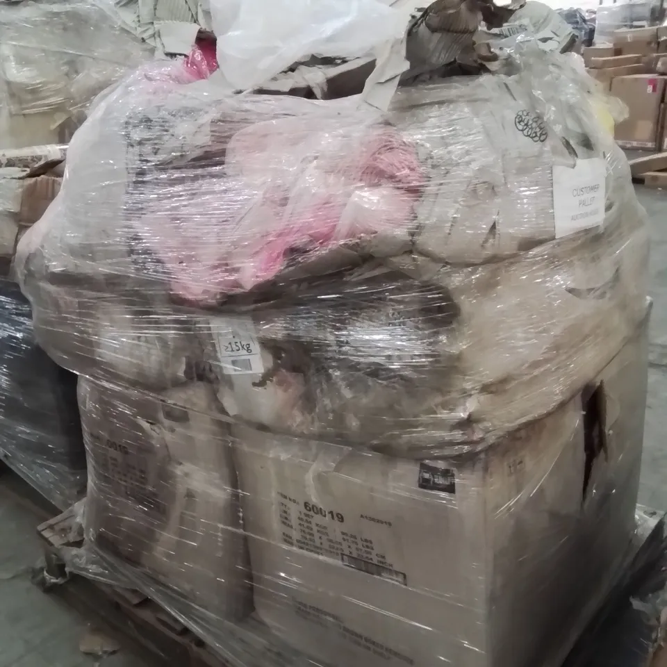 PALLET CONTAINING A LARGE QUANTITY OF GIFT PARTY BAGS