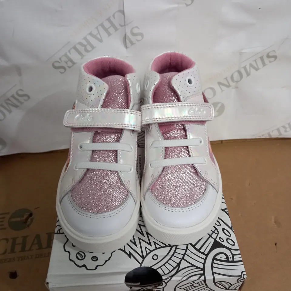 BOXED PAIR OF CLARKS CITY POP T IN LIGHT PINK SIZE 9