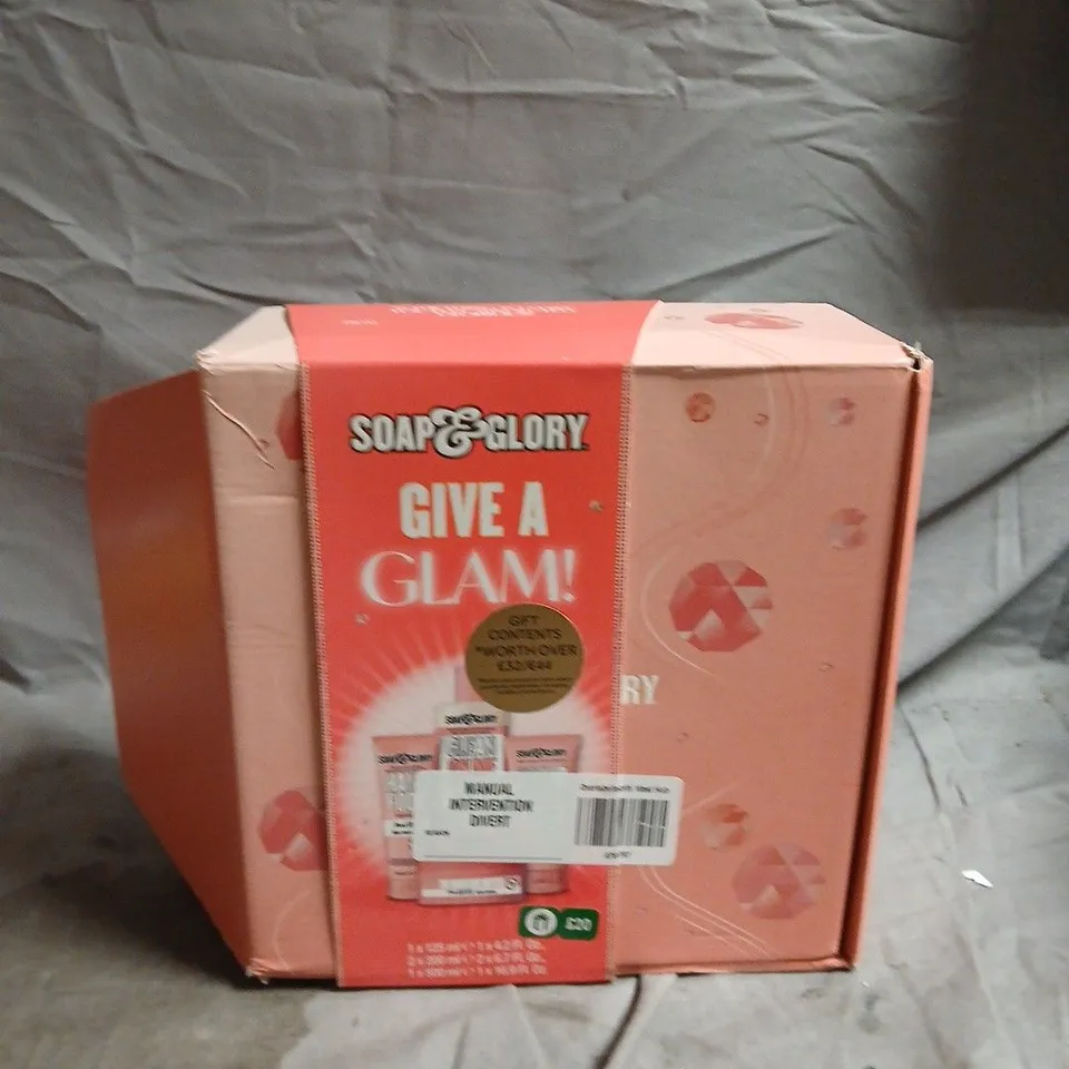 SOAP & GLORY GIVE A GLAM! GIFT SET