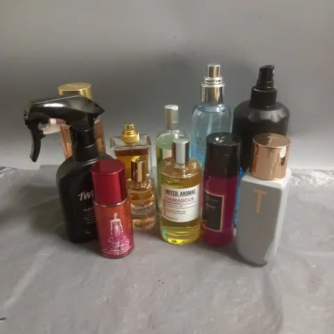 BOX OF APPROX 10 ASSORTED FRAGRANCES TO INCLUDE - YVES SAINT LAURENT LIBRE - VICTORIAS SECRET FRAGRANCE MIST - LUSH TWILIGHT SLEEPY BODY SPRAY - ETC