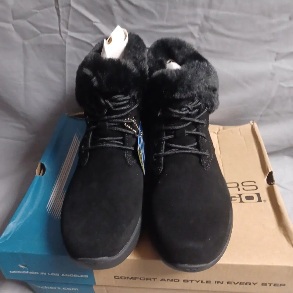 BOXED PAIR OF SKECHERS BLACK FUR-LINED ANKLE BOOTS - UK SIZE 5.5