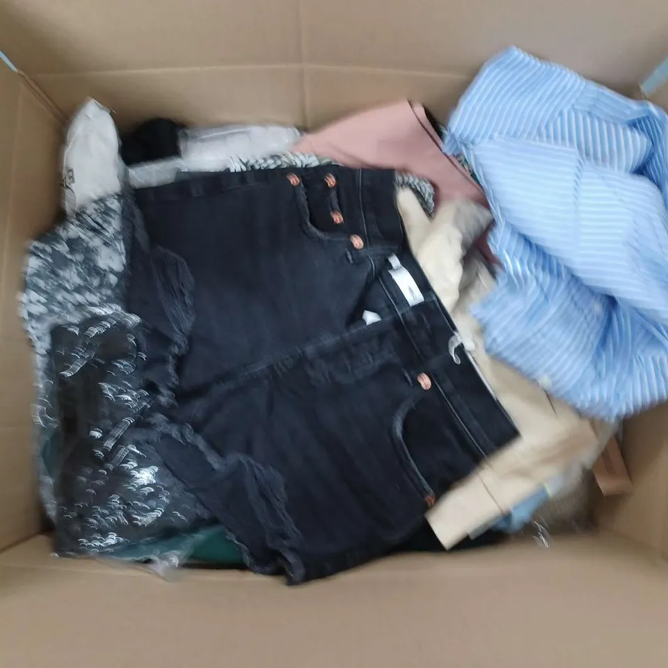 LARGE QAUNTIITY OF ASSORTED CLOTHING ITEMS TO INCLUDE GILETS, SHORTS, DRESSES, ETC