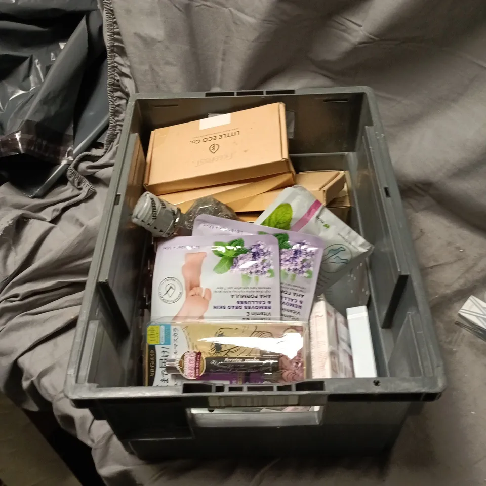 APPROXIMATELY 15 ASSORTED HEALTH AND BEAUTY ITEMS INCLUDING CERAVE BLEMISH CONTROL CLEANSER, PRIMELASH MASCARA AND PIXI BY PETRA ON THE GLOW BRONZE