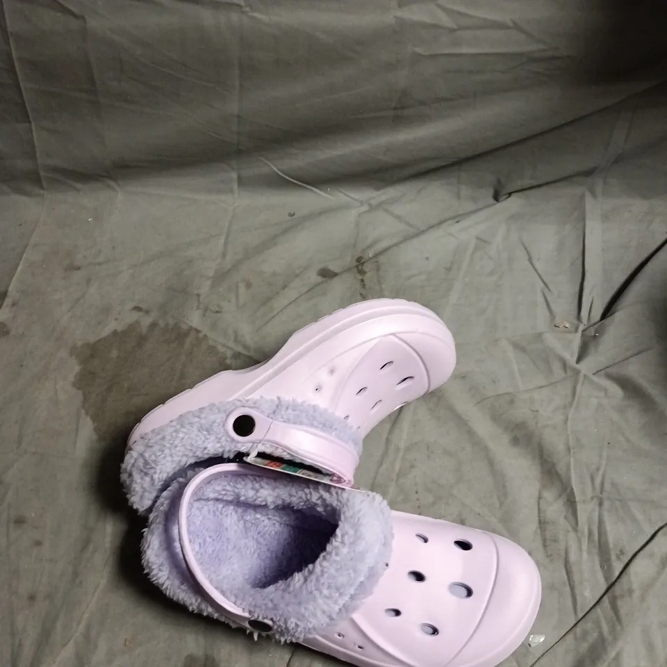 BOX OF APPROXIMATELY 15 PAIRS OF SHOES TO INCLUDE: BLACK TRAINERS AND FLEECE LINED CLOGS