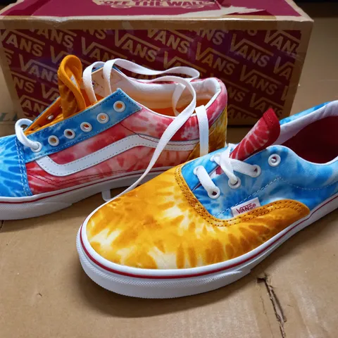 BOXED PAIR OF VANS OLD SCHOOL TIE DYED TRAINERS - UK 5