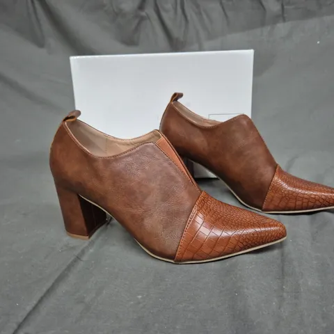 BOXED PAIR OF BROWN SLIP ON HEELS - SIZE 40