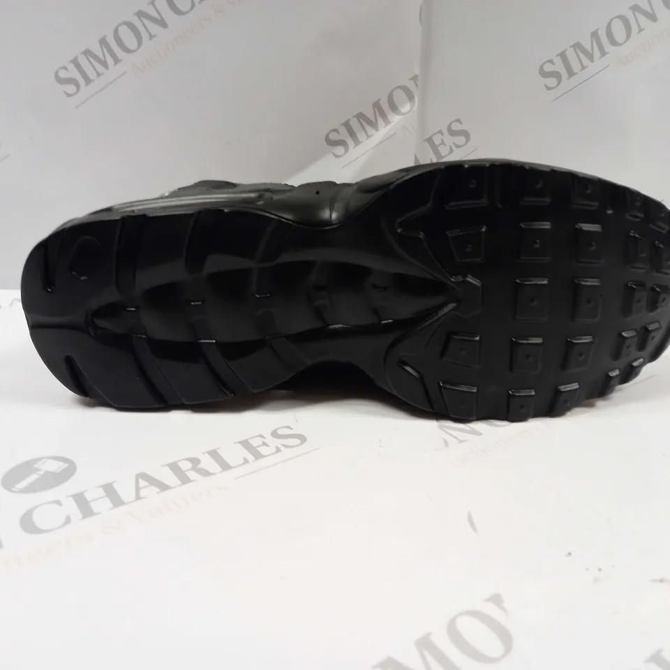 PAIR OF NIKE AIR MAX TRAINERS UK SIZE 8