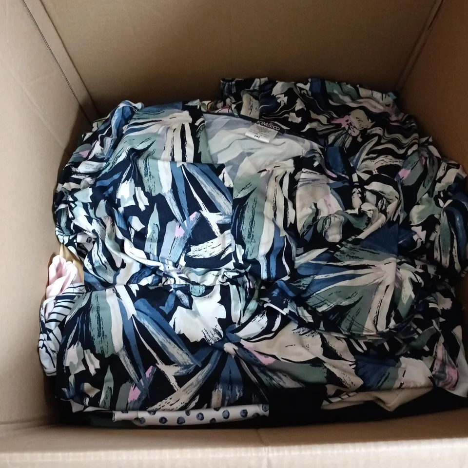 BOX OF APPROXIMATELY 20 ASSORTED CLOTHING ITEMS IN VARIOUS STYLES , COLOURS AND SIZES