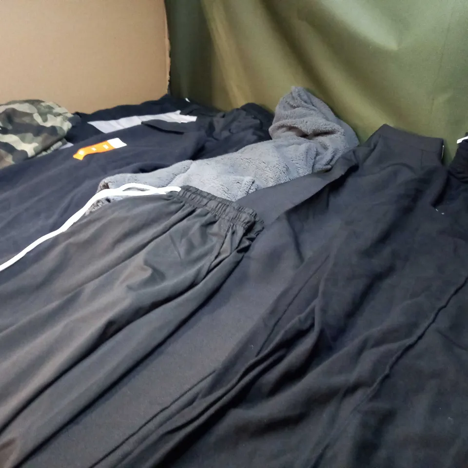 LOT OF APPROX 25 ASSORTED CLOTHING ITEMS VARYING IN SIZE/COLOUR/STYLE TO INCLUDE: TROUSERS, TOPS, DRESSES